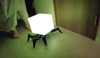 夜中に起きちゃってトイレ行くときも怖くない!『歩くベッドサイドランプ』が画期的!?いや、逆に怖い!という声も・・・