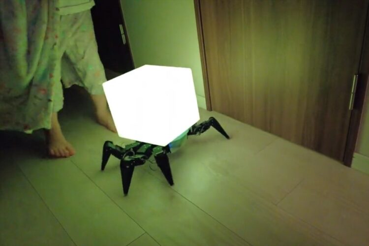 夜中に起きちゃってトイレ行くときも怖くない！『歩くベッドサイドランプ』が画期的！？いや、逆に怖い！という声も・・・