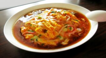 カニ玉がのっていておいしい中華料理の「天津飯」！この料理は日本生まれって本当？！