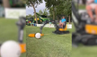 スケールが大きすぎるゴルフ大会。巨大なボールを打つためのクラブとして使われていたものにビックリ！！【アメリカ・動画】