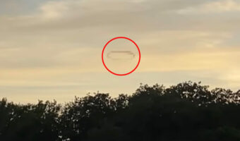 鳥の編隊?巨大な煙の輪?アメリカの空に浮かぶリング状の飛行物体。形状といい動きといい、正体が謎すぎる!!【アメリカ・動画】