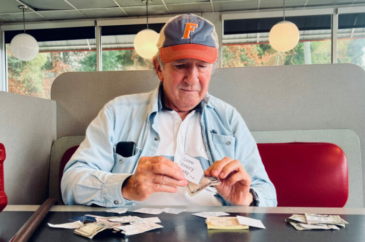 【感動】8年もの間、知らない人にお金を配り続ける男性。その理由は「亡き母の最期の言葉」にありました