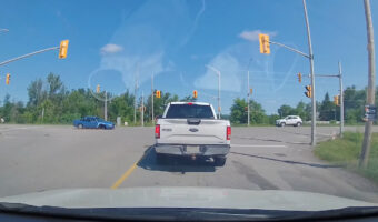 信号待ちをしていた車。前に1台ある状態で待機していたこの車に、ビックリするハプニングが起きました!!【海外・動画】