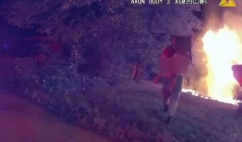 【リアルヒーロー】火事の民家の中にまだ子供が!たまたま通りかかった男性が決死の救助!