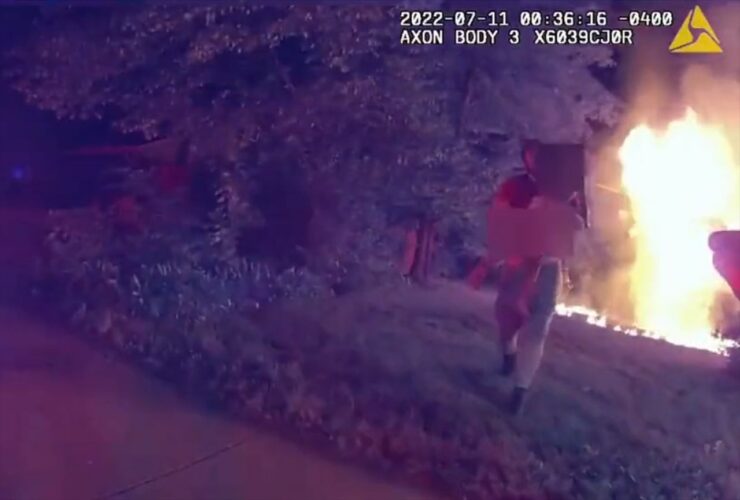 【リアルヒーロー】火事の民家の中にまだ子供が！たまたま通りかかった男性が決死の救助！