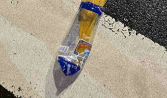 これは確かに芸術点が高い!!自転車かごから落ちてしまったパスタが予想外に美しい芸術のように!