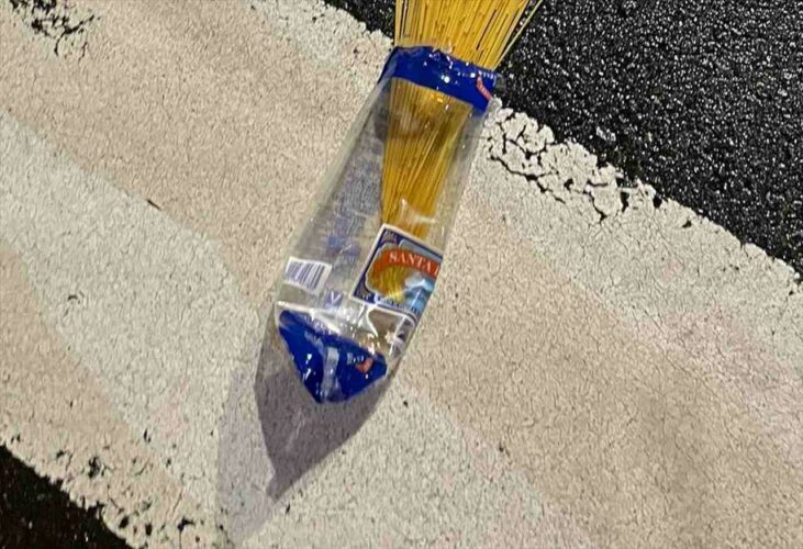 これは確かに芸術点が高い！！自転車かごから落ちてしまったパスタが予想外に美しい芸術のように！