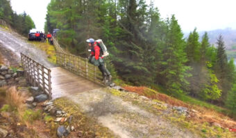 最新の山岳救助はアイアンマン?空飛ぶスーツでの救助演習の様子が凄い!【動画・海外】