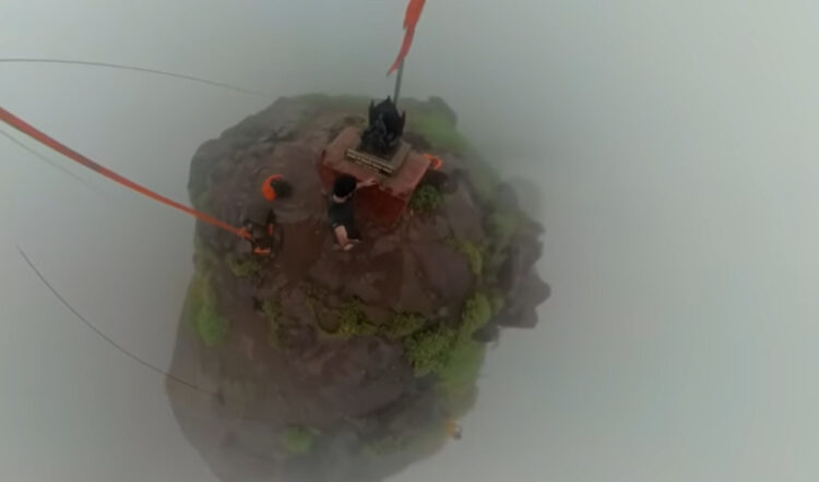 【恐怖】臨場感あり過ぎて目を覆いたくなる！インドの手すりのない石段を登る登山映像が気になる！