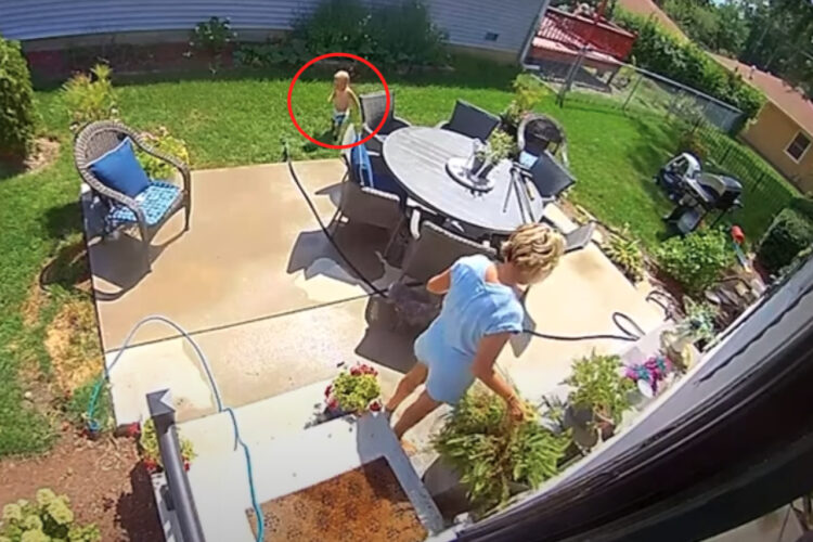 赤ちゃんの無邪気ないたずら！ホースを発見してママをビショ濡れに！？【爆笑動画】