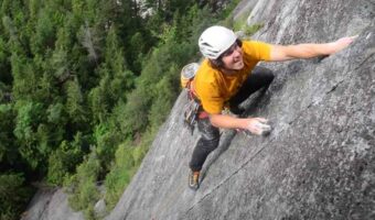 絶体絶命！？崖から滑り落ちてしまったロッククライマー。この危機を救ったのは・・【海外・動画】