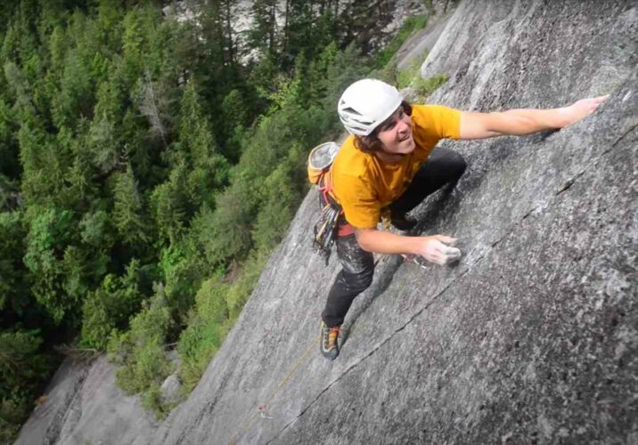 絶体絶命！？崖から滑り落ちてしまったロッククライマー。この危機を救ったのは・・【海外・動画】