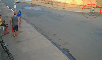 2つの幸運に恵まれた女の子。男性たちがバーの前でくつろいでいると、そこに自転車に乗った女の子が猛スピードで突っ込んで来たのですが・・!!