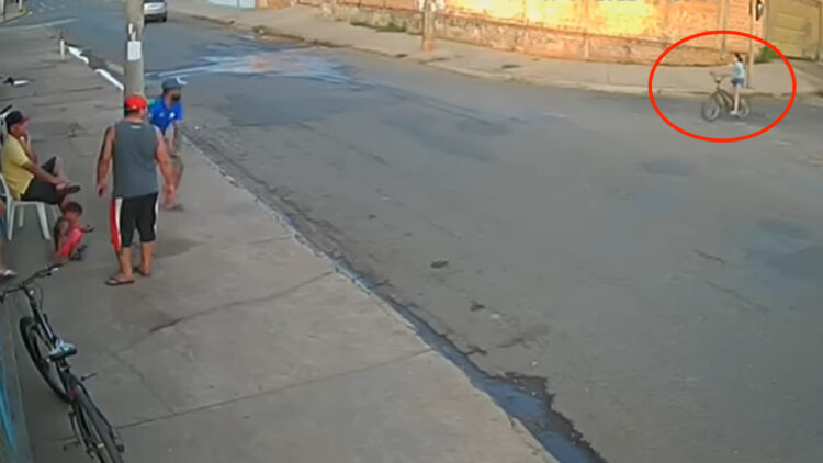 2つの幸運に恵まれた女の子。男性たちがバーの前でくつろいでいると、そこに自転車に乗った女の子が猛スピードで突っ込んで来たのですが・・！！