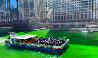 シカゴの街を走るシカゴ川が蛍光グリーンに染まってる?!いったい何事・・、と思ったら『ある祭日』では恒例のことなのです【アメリカ・動画】