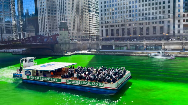 シカゴの街を走るシカゴ川が蛍光グリーンに染まってる？！いったい何事・・、と思ったら『ある祭日』では恒例のことなのです【アメリカ・動画】
