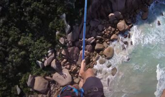 高所で行うスラックラインの一種『ハイライン』。ベルト状のラインの上を進む本人主観の映像が、命綱を付けているとはいえヒヤヒヤします！！