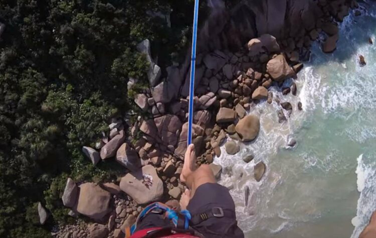 高所で行うスラックラインの一種『ハイライン』。ベルト状のラインの上を進む本人主観の映像が、命綱を付けているとはいえヒヤヒヤします！！