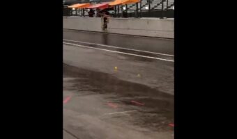 「大雨でピットに川できてるからって、ひよこ流すの面白すぎる」なぜか鈴鹿8時間耐久ロードレースで、ひよこのレースが開幕!?