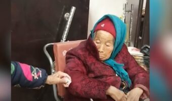 【素敵な母娘】107歳の母が一粒の飴を84歳の娘に手渡す姿が素敵！もらった後の娘さんの表情もまた素敵！