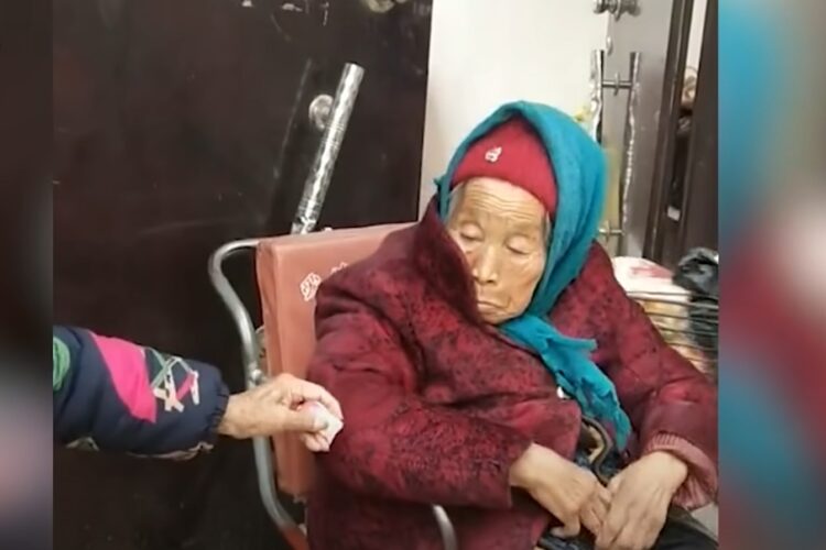 【素敵な母娘】107歳の母が一粒の飴を84歳の娘に手渡す姿が素敵！もらった後の娘さんの表情もまた素敵！