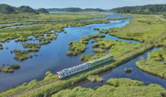 「よくこんな所に線路を敷いたなと来るたびに思う」日本最東端の鉄路『根室本線花咲線』の景色が幻想的だと話題に！