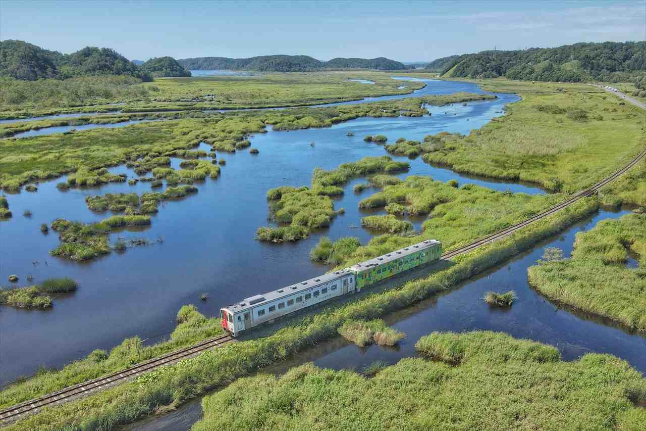 「よくこんな所に線路を敷いたなと来るたびに思う」日本最東端の鉄路『根室本線花咲線』の景色が幻想的だと話題に！