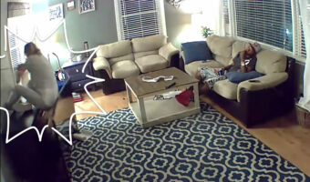 チェストに腰掛け、壁紙を貼り直しをしていたら・・、テレビを巻き込む形で転倒してしまいました！女性とテレビは大丈夫？！【アメリカ・動画】