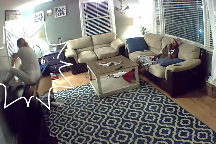 チェストに腰掛け、壁紙を貼り直しをしていたら・・、テレビを巻き込む形で転倒してしまいました！女性とテレビは大丈夫？！【アメリカ・動画】