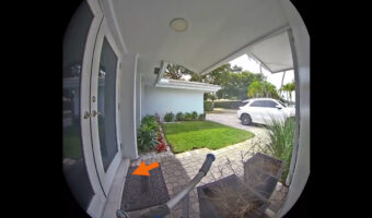 これはビビる!外出しようとした女性もビックリ!玄関のドアの前で思わず飛び上がってしまったのは『あの生き物』がいたからでした!!【海外・動画】