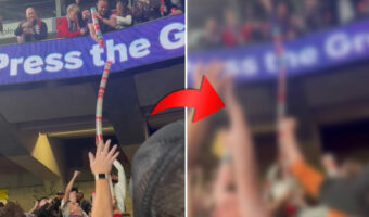 上と下のフロアで協力して「カップの積み上げ」!フットボールファンがスタジアムで試合以外でもひとつになって大盛り上がり!!【海外・動画】