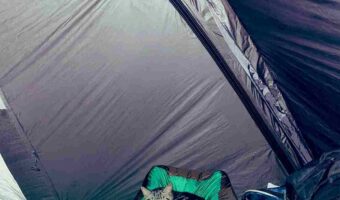テントで寝ていたら足元に重さを感じた!暗闇の中恐る恐るスマホで写真を撮ってみると、そこに写っていたものに驚いた!