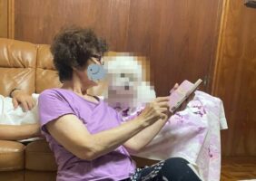 「おばあちゃんが犬に、みてみて～てゆうて画面見せてた。犬もみてた」“孫とおばあちゃんの距離感”を感じるシーンが話題に！