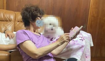 「おばあちゃんが犬に、みてみて~てゆうて画面見せてた。犬もみてた」“孫とおばあちゃんの距離感”を感じるシーンが話題に!