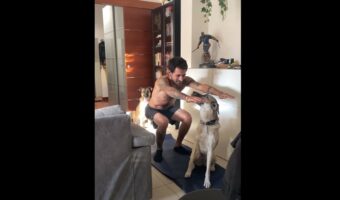 愛犬たちもトレーニングがしたい？飼い主さんの動きが気になってすぐそばまで来るため、トレーニングが捗りません！！【海外・動画】