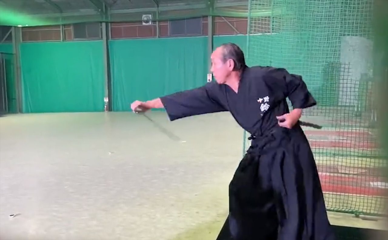 160㎞のボールを一刀両断! 武道家の翁が魅せた凄すぎる神業が大反響!「バットでも当てるのが難しいのに、達人技ですね」