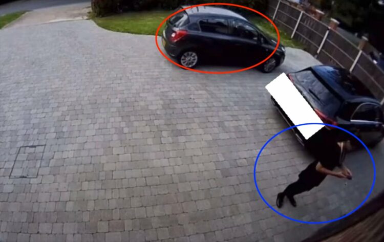 ハンドブレーキをかけ忘れた車が徐々にバック！振り向いて事態に気付いたドライバーが慌てて戻りますが・・、間に合うのか！？【海外・動画】