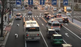 こういうドライバーになりたい!この道の譲り方は凄い!救急車に道を譲るために見せた軽自動車のとっさの機転