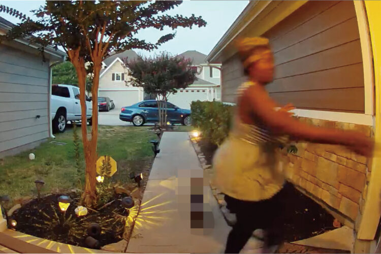 外に出た途端に慌てた様子で家の中に駆け込む女性！追いかけてきたのは見た目は可愛い意外な動物だった！【アメリカ・動画】