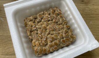 この納豆！実は食べられません。信じられないかもしれませんが実は木彫りの納豆なんです！