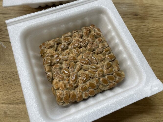 この納豆！実は食べられません。信じられないかもしれませんが実は木彫りの納豆なんです！