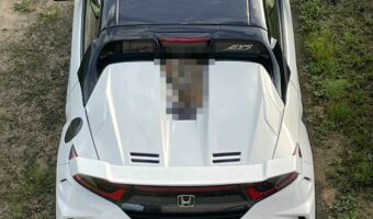 「屋根より、ここの方が収まりがいいみたい」ホンダ・S660のリアフードにすっぽり収まって熟睡する『ある動物』が話題に！