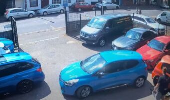 パーキングセンサーを付けたのに・・。車を受け取り、整備工場から出ようとしたら前も後ろもぶつけてしまうアクシデントが発生!【海外・動画】