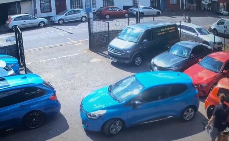 パーキングセンサーを付けたのに・・。車を受け取り、整備工場から出ようとしたら前も後ろもぶつけてしまうアクシデントが発生！【海外・動画】