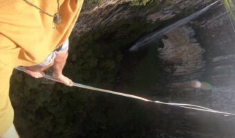 一歩踏み出すごとに緊張が走る・・。美しい滝を眼下に歩く本人視点のハイライン映像が、臨場感あふれ過ぎ！！【海外・動画】