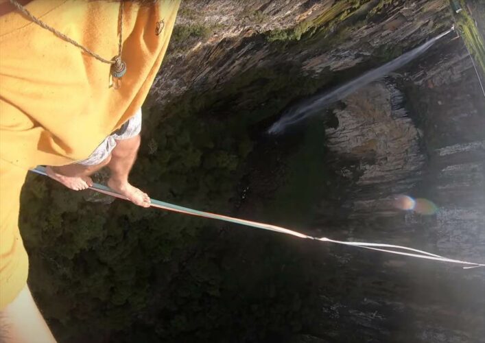 一歩踏み出すごとに緊張が走る・・。美しい滝を眼下に歩く本人視点のハイライン映像が、臨場感あふれ過ぎ！！【海外・動画】