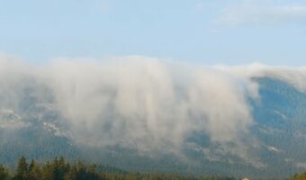 自然が織りなす壮大で幻想的な光景。山から滝のように流れ落ちている雲の動きに目が奪われる【海外・動画】