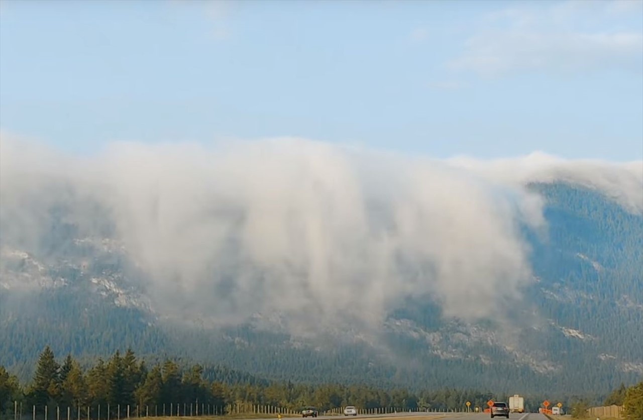 自然が織りなす壮大で幻想的な光景。山から滝のように流れ落ちている雲の動きに目が奪われる【海外・動画】