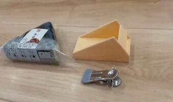 片手でも簡単にコンビニおにぎりが開けられる装置が画期的！手が不自由でも開けられるように