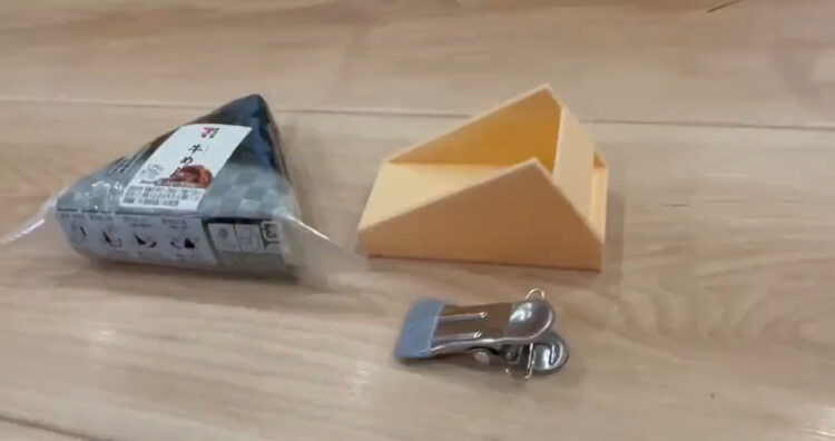 片手でも簡単にコンビニおにぎりが開けられる装置が画期的！手が不自由でも開けられるように